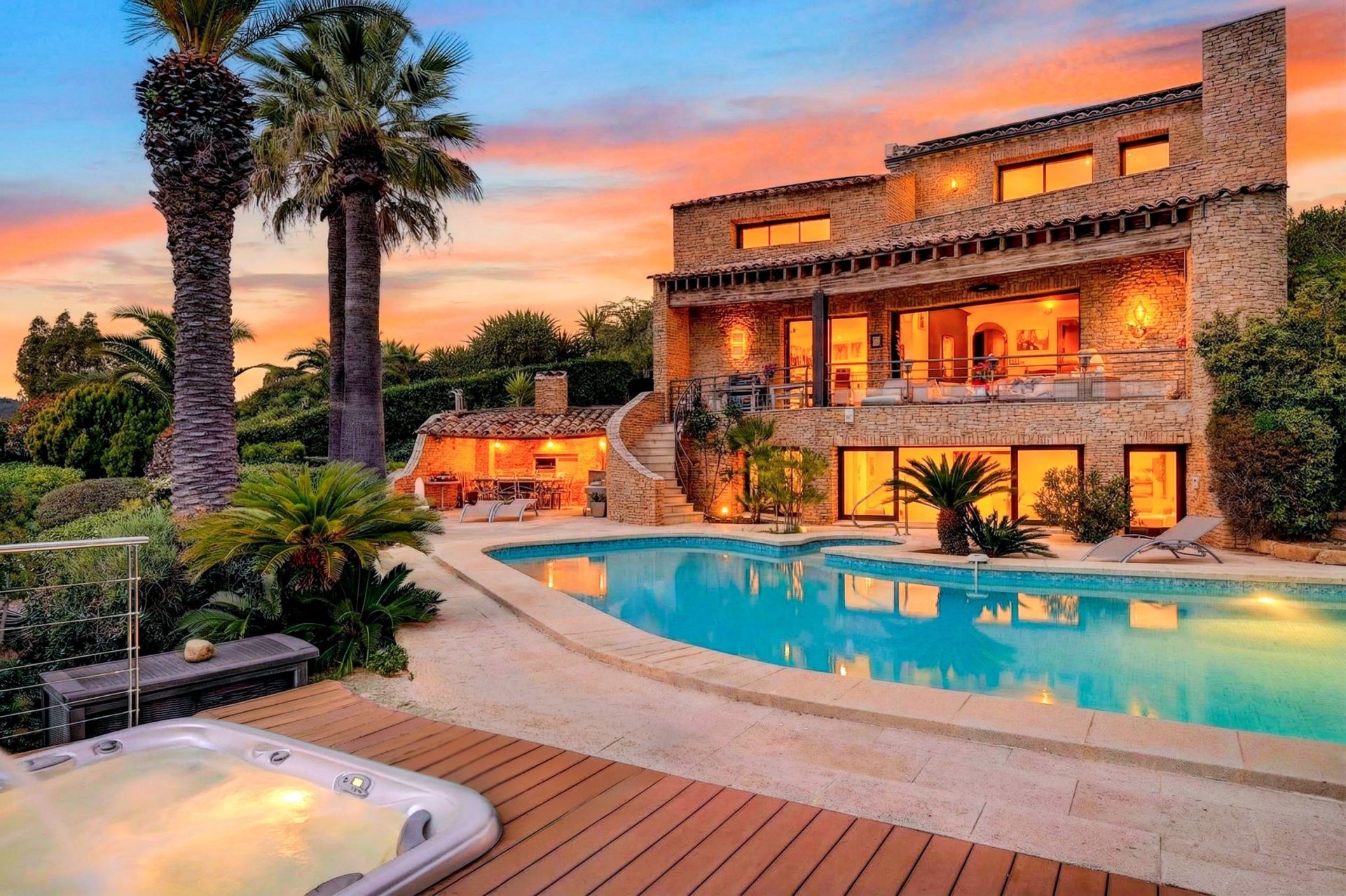 house 8 Rooms for sale on BANDOL (83150)