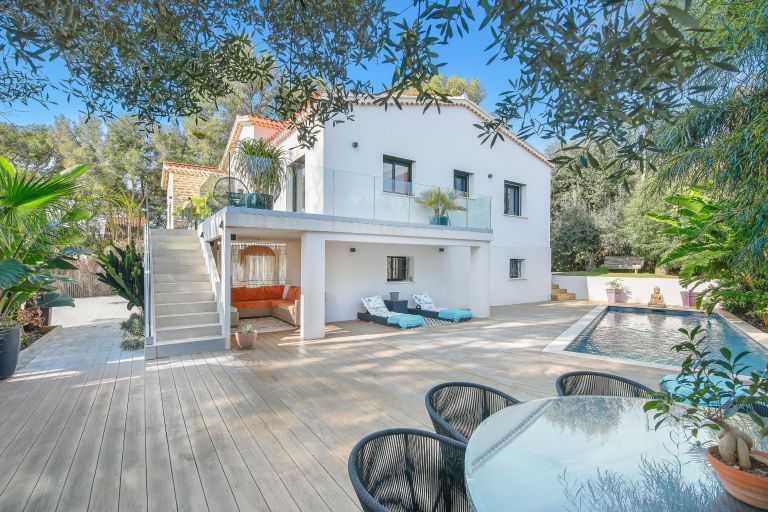house 7 Rooms for sale on BANDOL (83150)