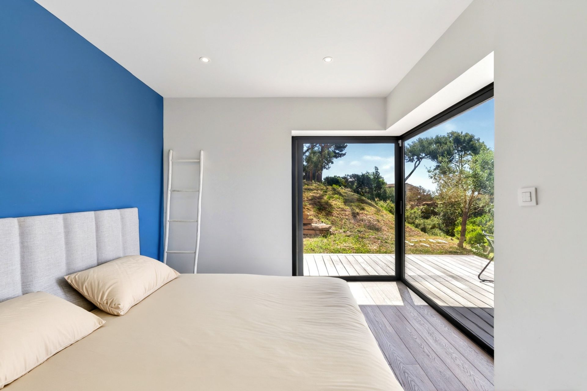 contemporary house 5 Rooms for sale on LA SEYNE SUR MER (83500)