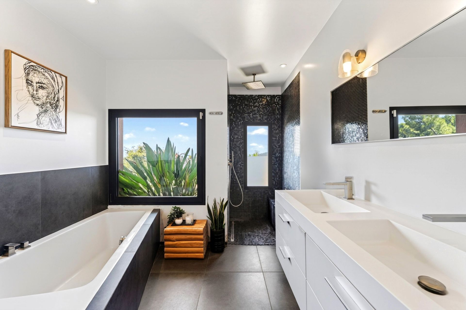 contemporary house 5 Rooms for sale on LA SEYNE SUR MER (83500)