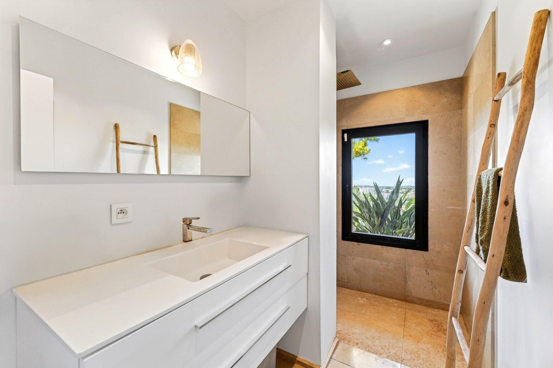 contemporary house 5 Rooms for sale on LA SEYNE SUR MER (83500)