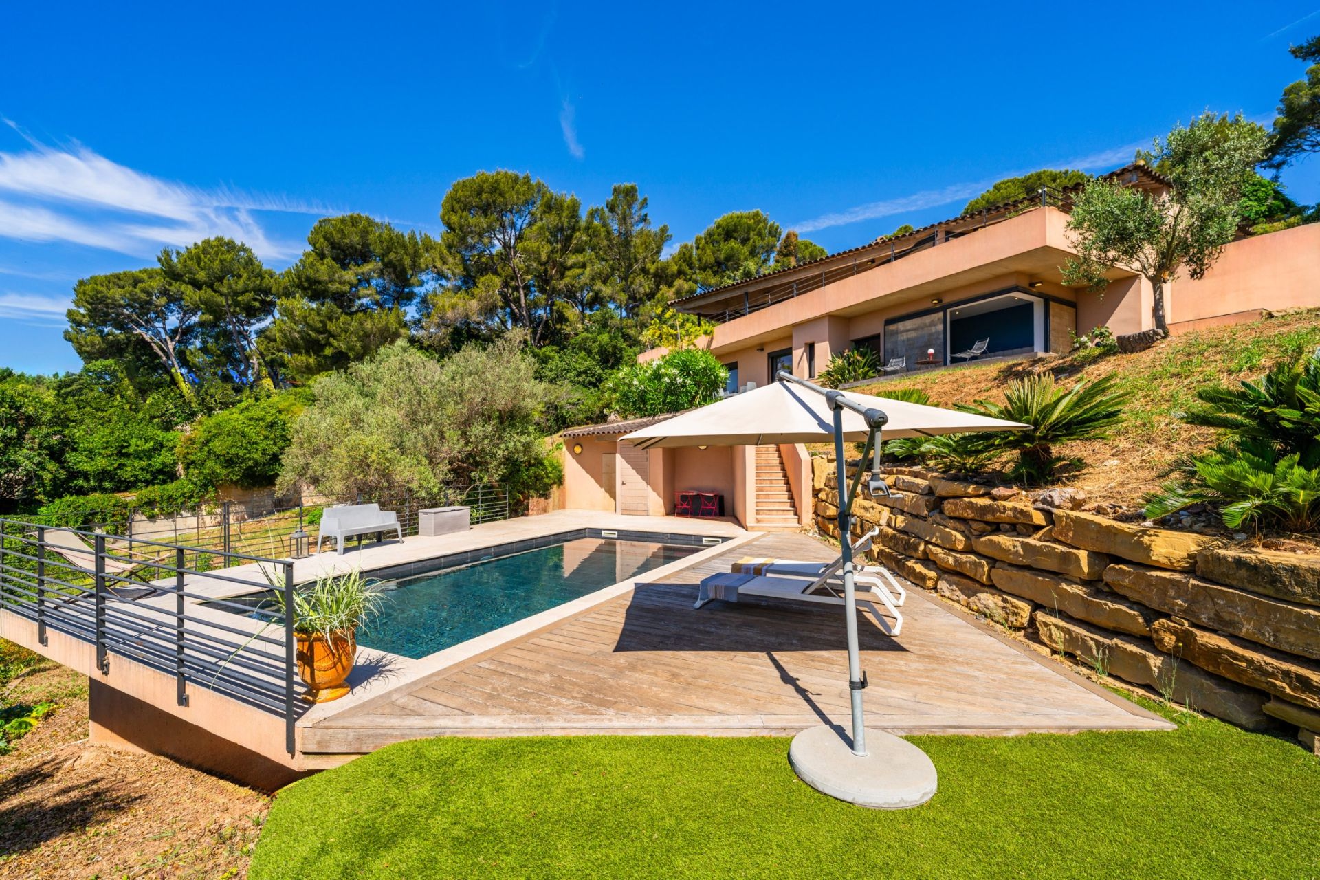 contemporary house 5 Rooms for sale on LA SEYNE SUR MER (83500)