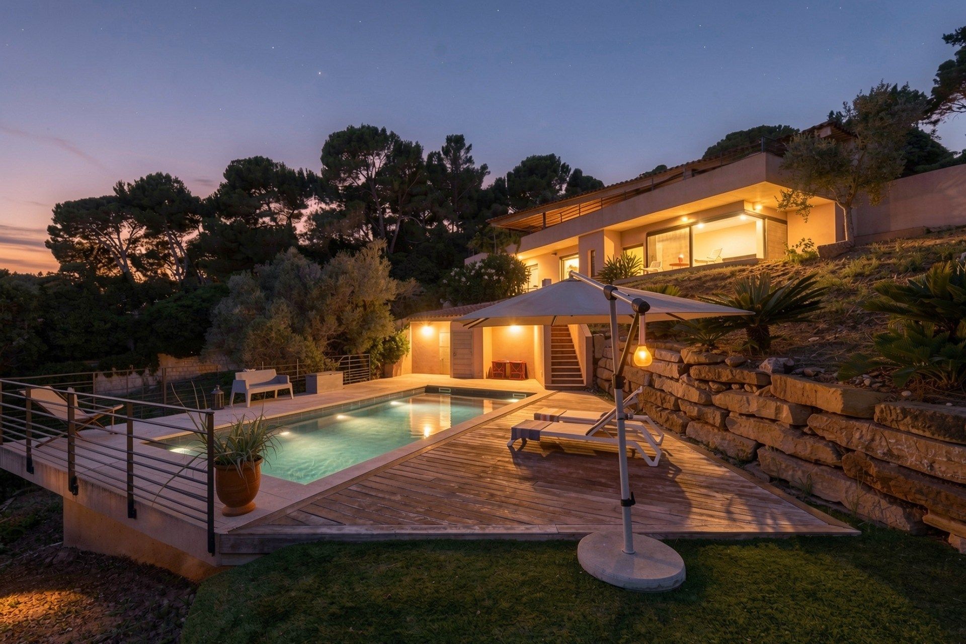 contemporary house 5 Rooms for sale on LA SEYNE SUR MER (83500)