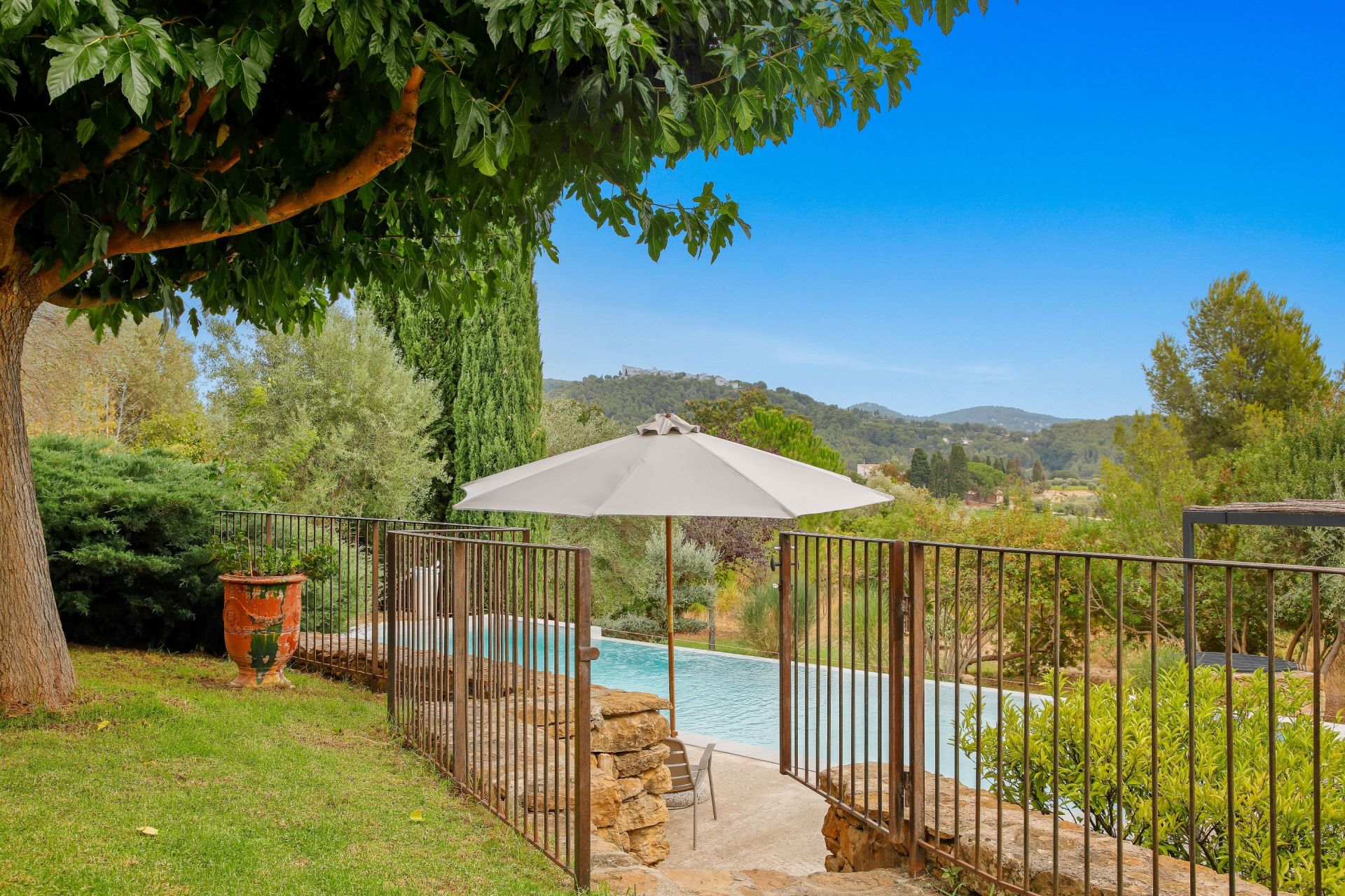 provencal house 7 Rooms for sale on LA CADIERE D AZUR (83740)