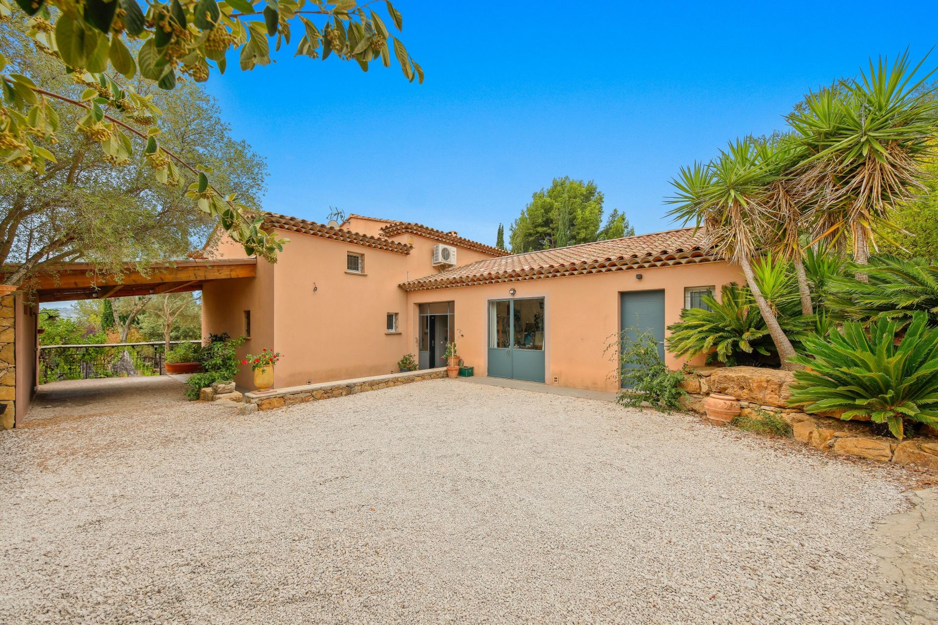 provencal house 7 Rooms for sale on LA CADIERE D AZUR (83740)