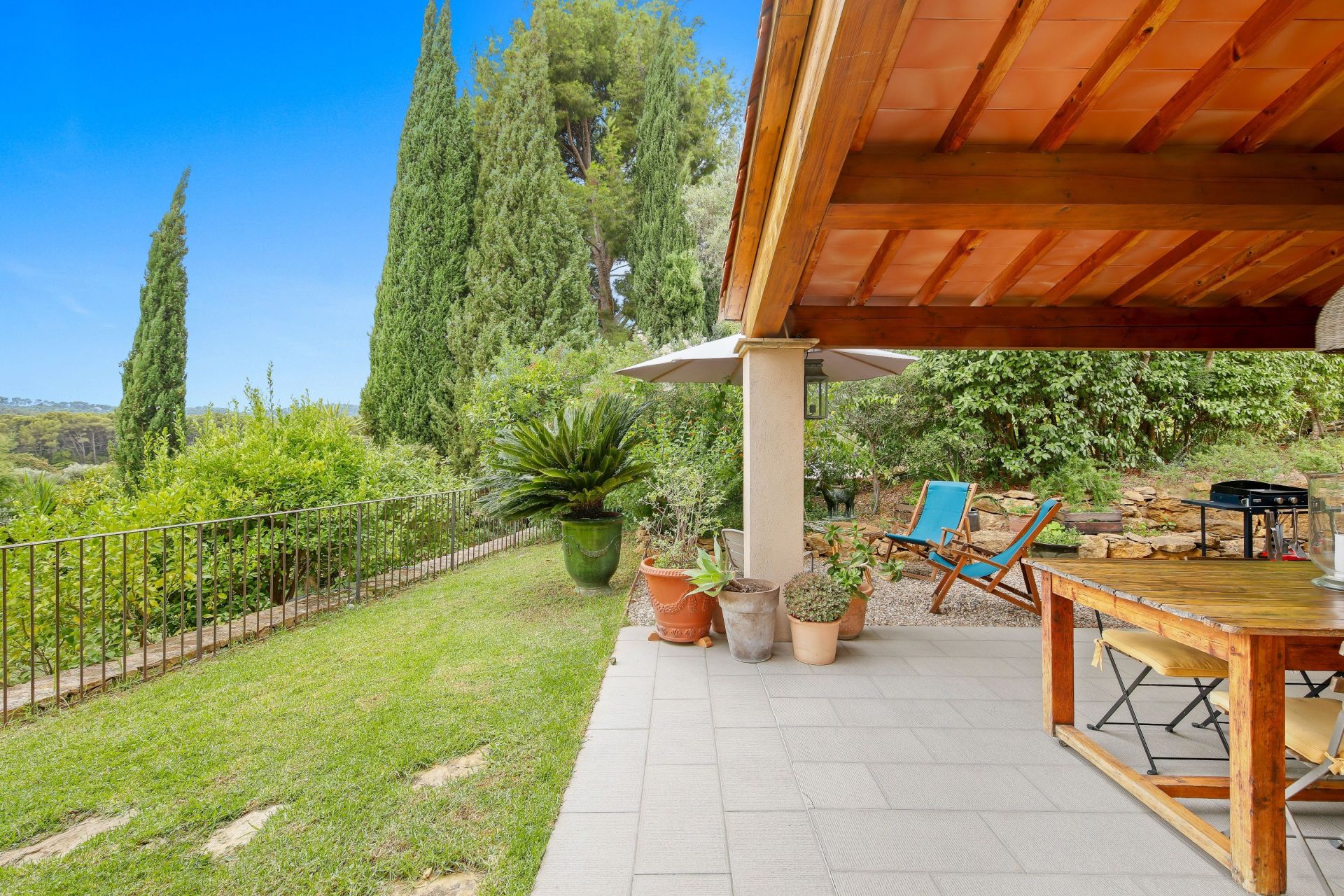 provencal house 7 Rooms for sale on LA CADIERE D AZUR (83740)