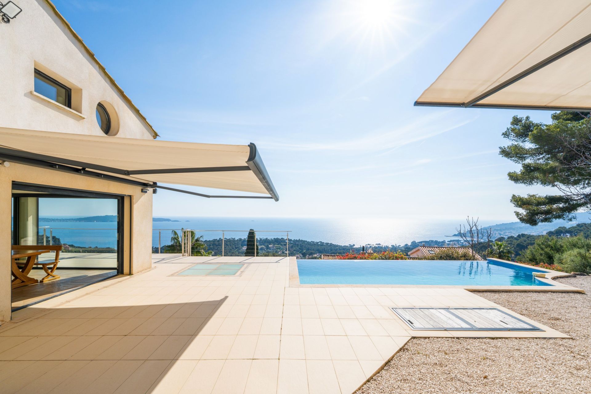 house 9 Rooms for sale on CARQUEIRANNE (83320)