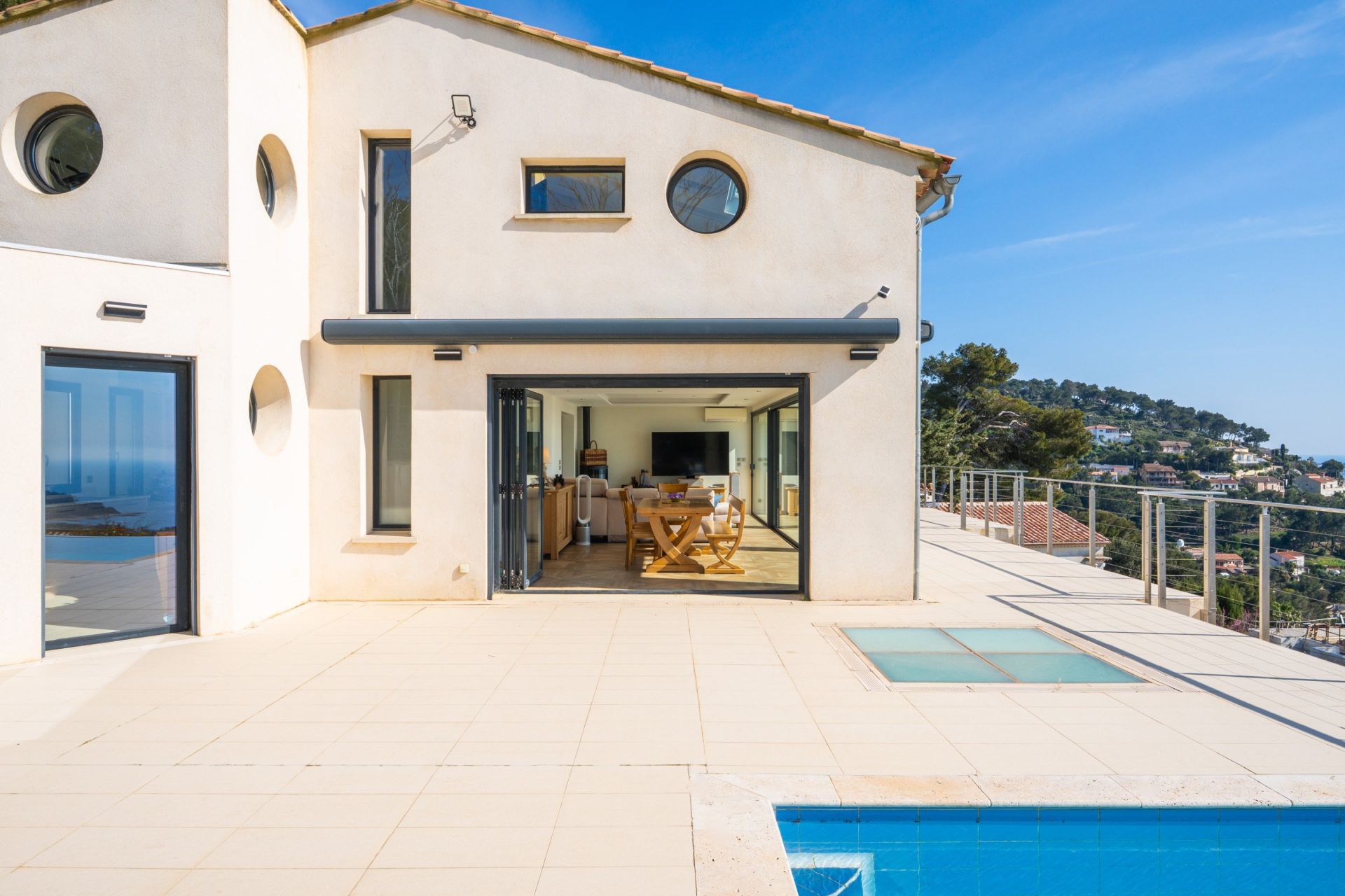 house 9 Rooms for sale on CARQUEIRANNE (83320)