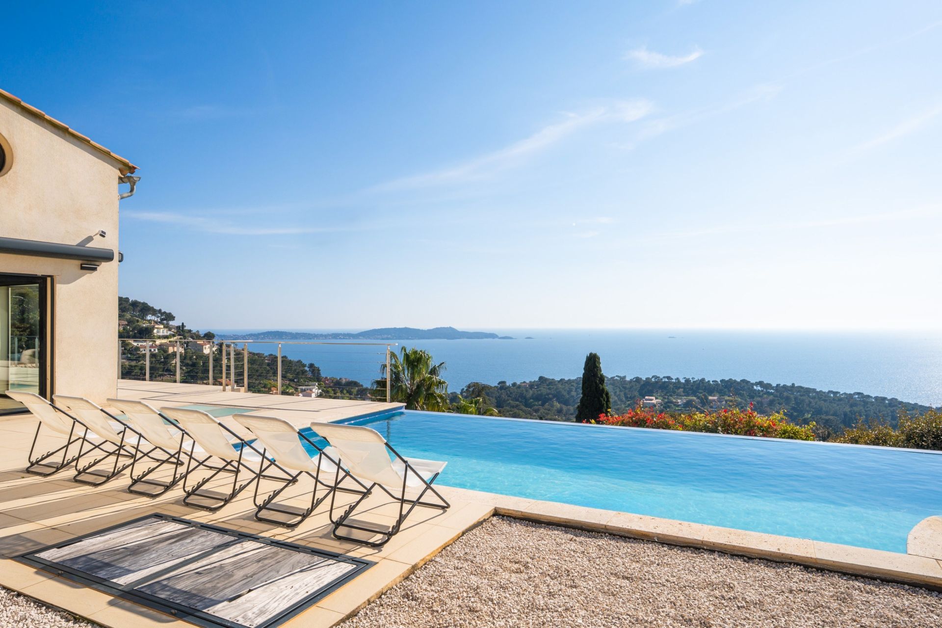 house 9 Rooms for sale on CARQUEIRANNE (83320)