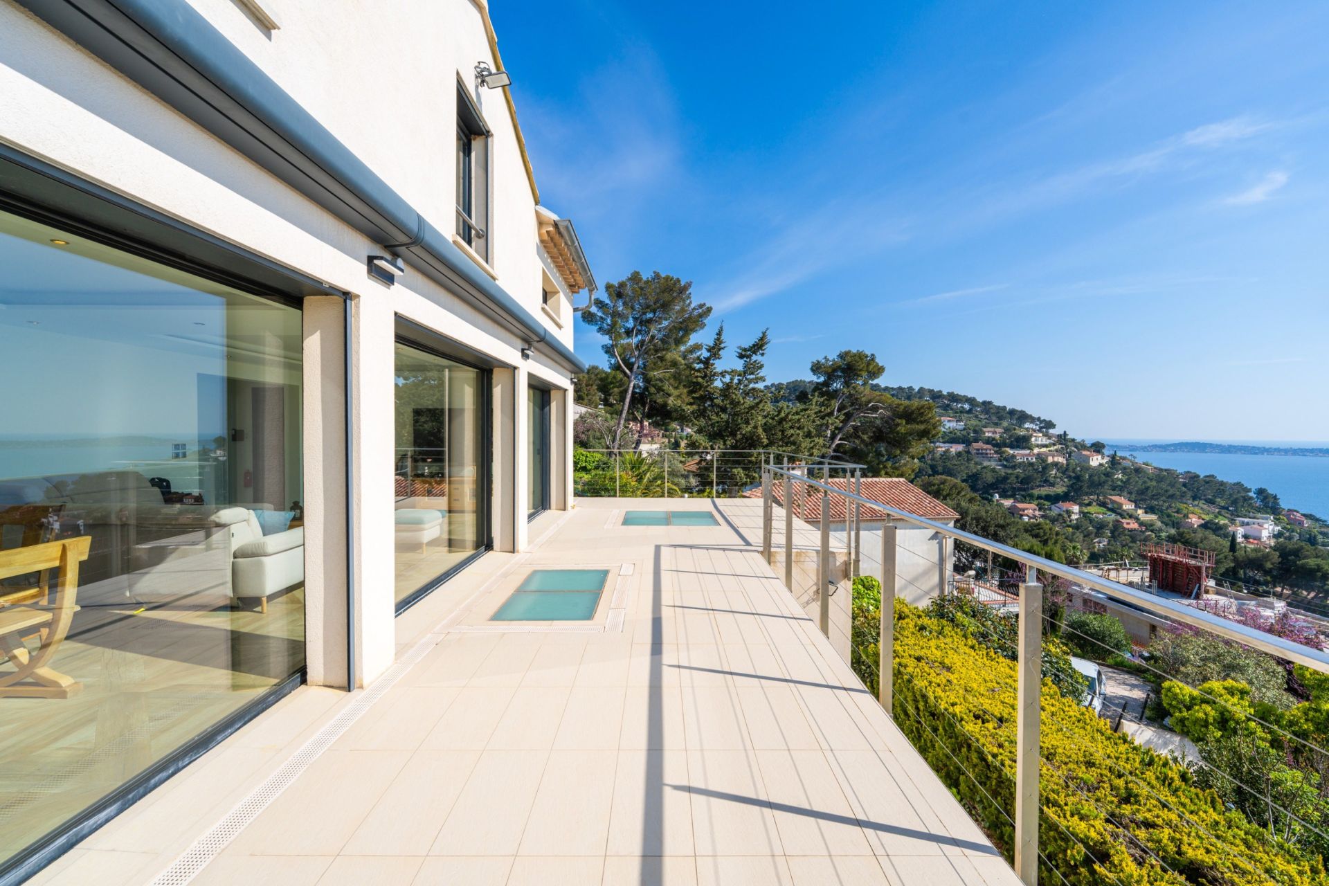 house 9 Rooms for sale on CARQUEIRANNE (83320)