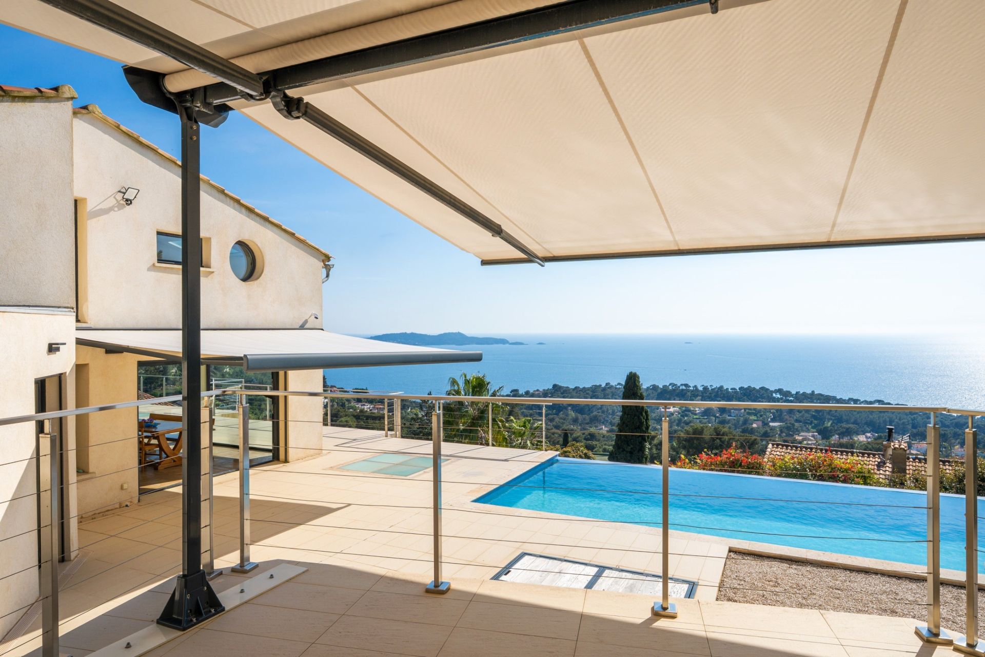 house 9 Rooms for sale on CARQUEIRANNE (83320)