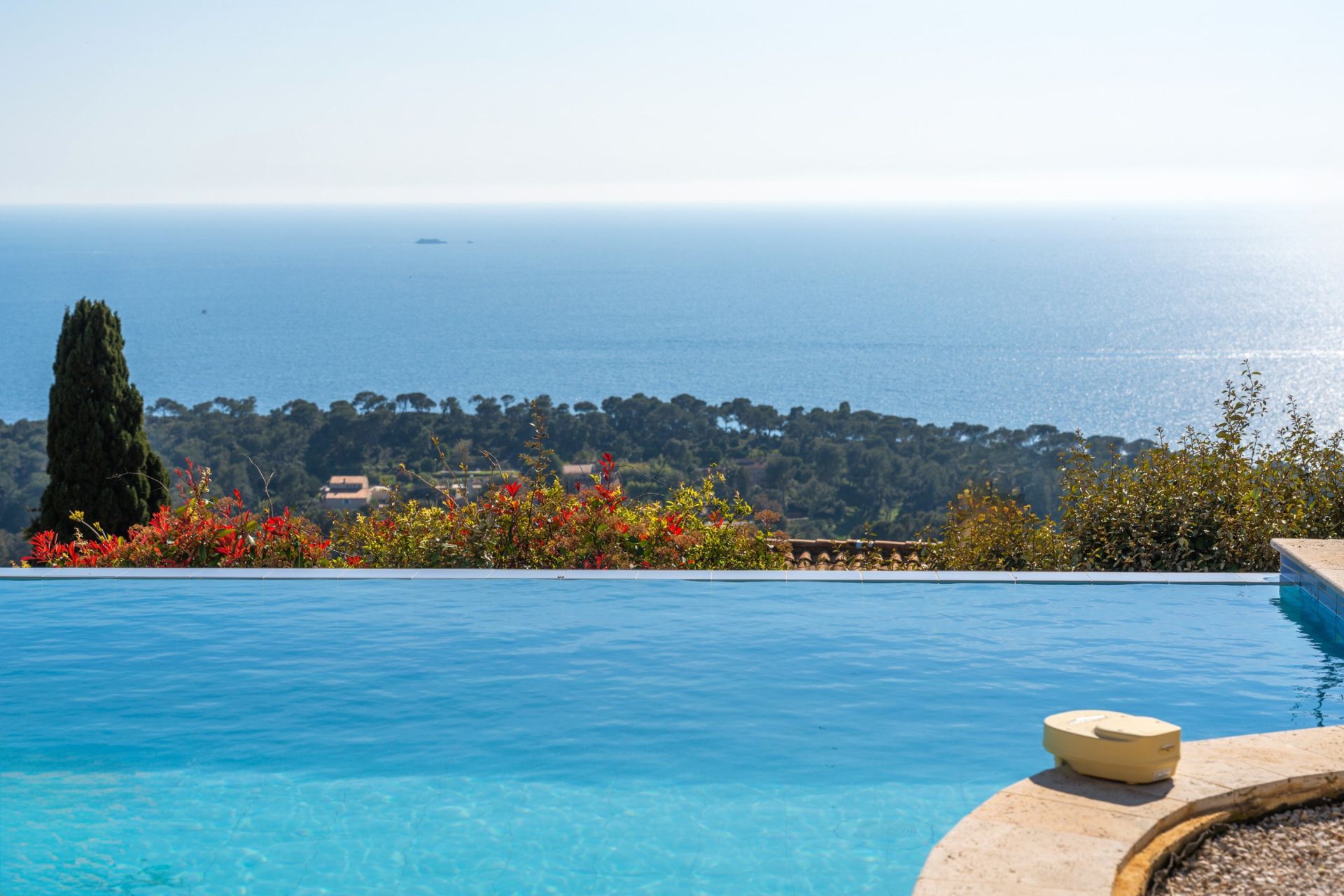 house 9 Rooms for sale on CARQUEIRANNE (83320)