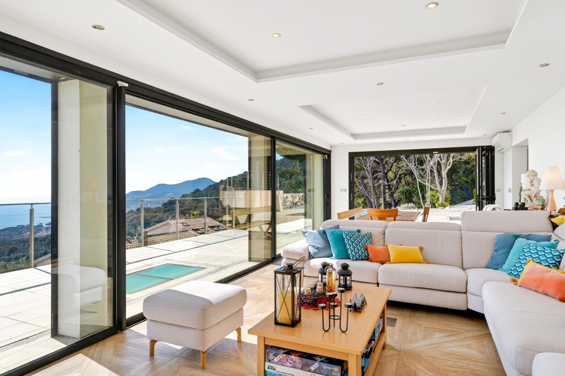 house 9 Rooms for sale on CARQUEIRANNE (83320)