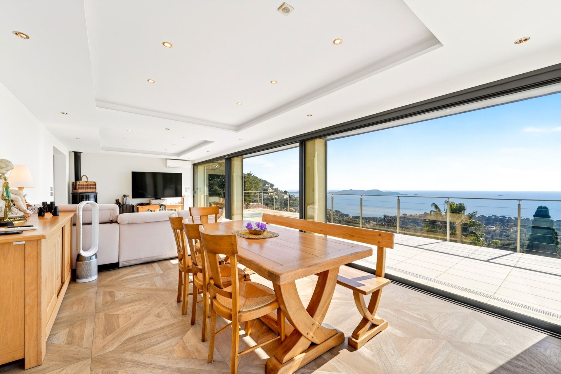 house 9 Rooms for sale on CARQUEIRANNE (83320)