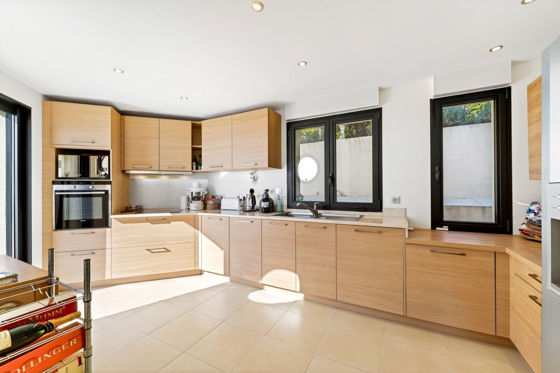 house 9 Rooms for sale on CARQUEIRANNE (83320)