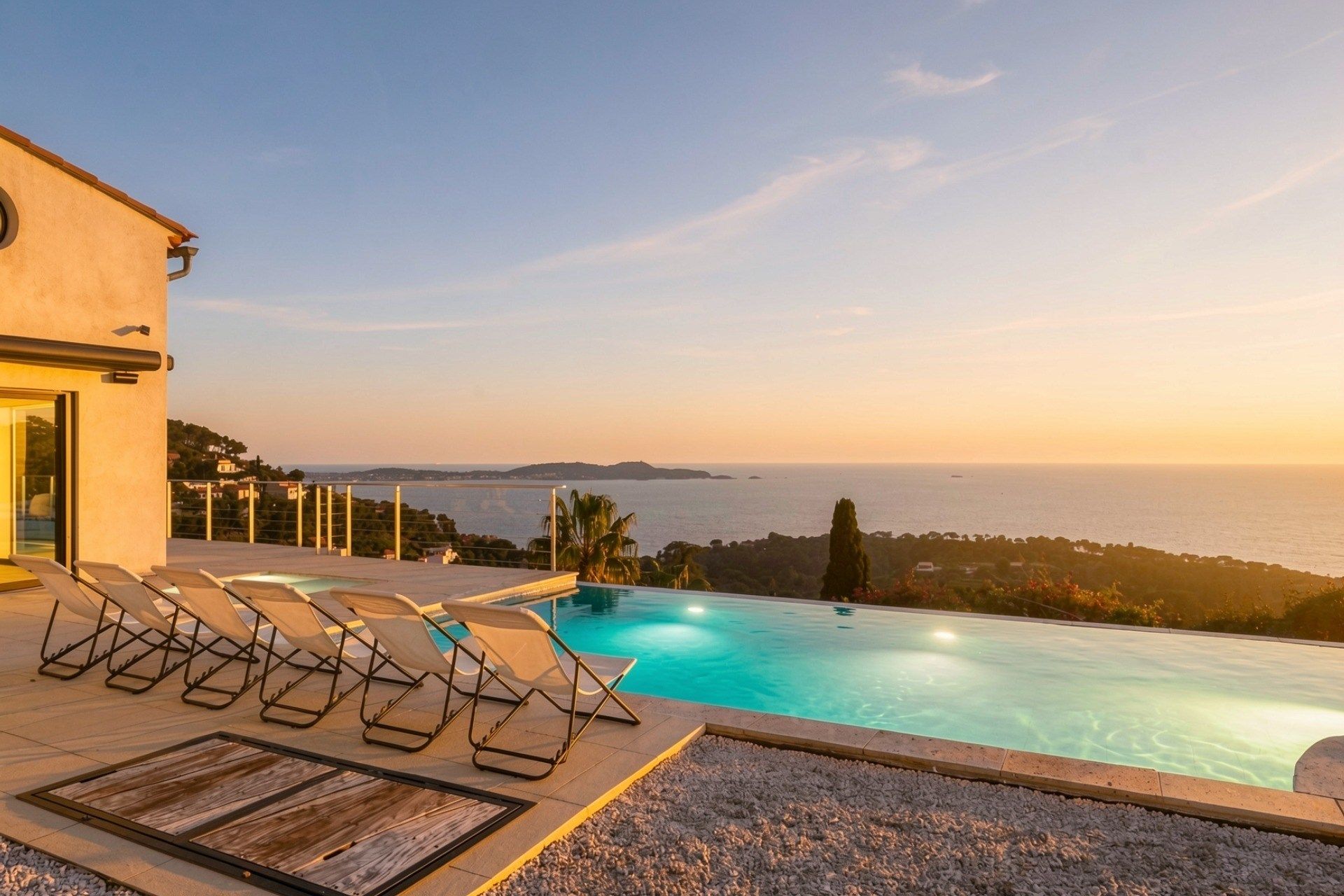 house 9 Rooms for sale on CARQUEIRANNE (83320)