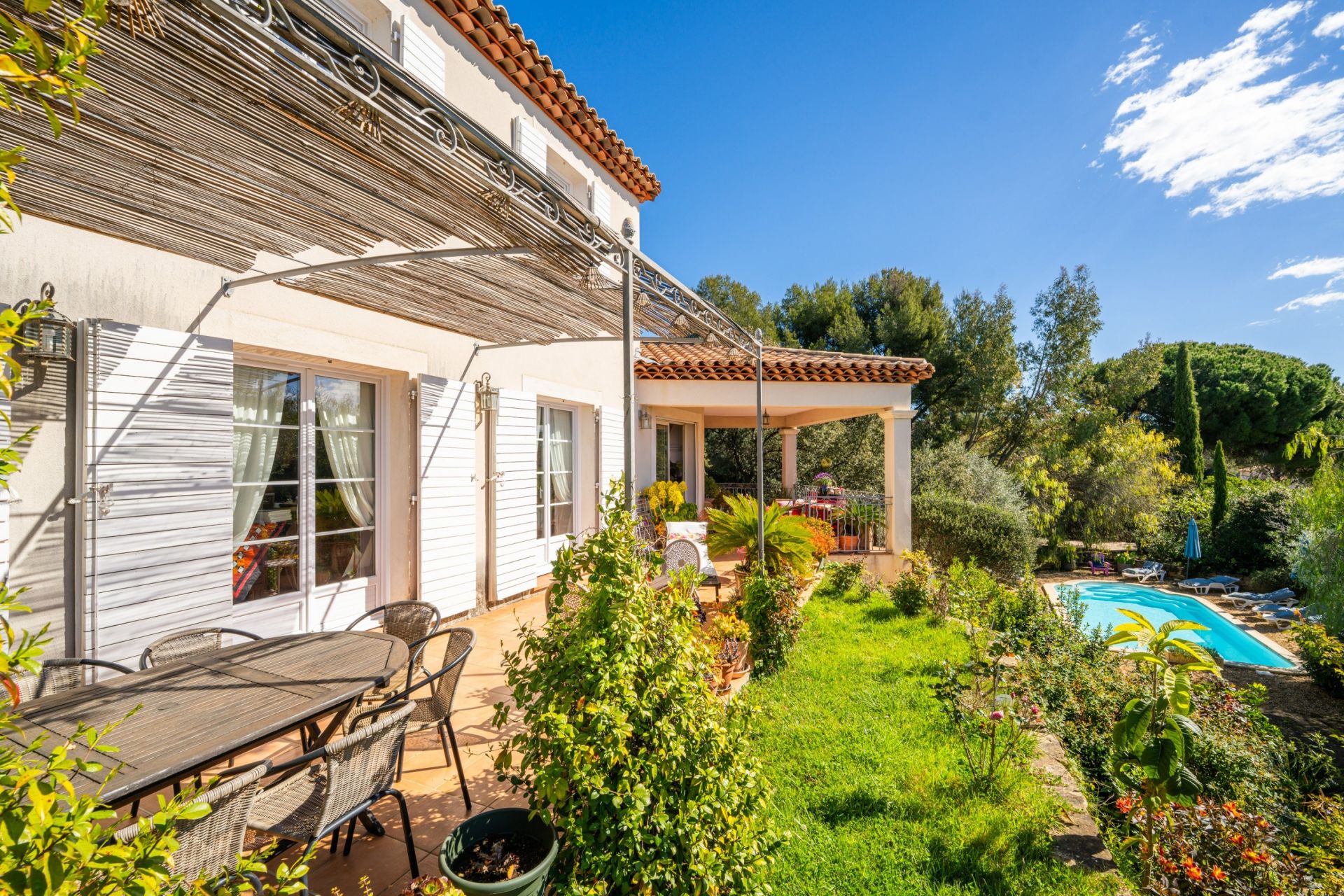 house 6 Rooms for sale on LA CADIERE D AZUR (83740)
