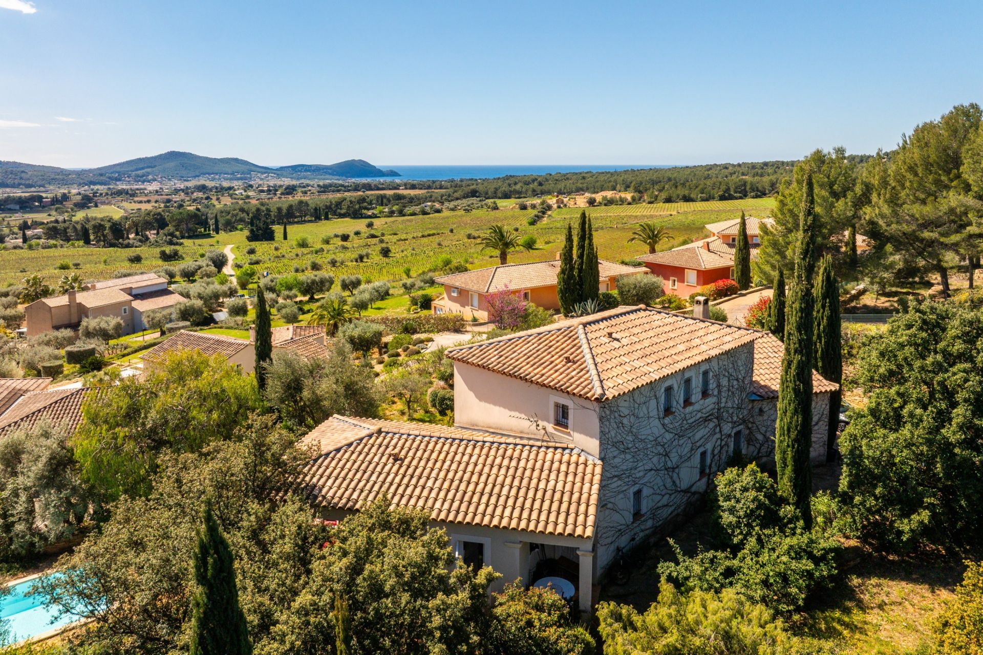 house 6 Rooms for sale on LA CADIERE D AZUR (83740)