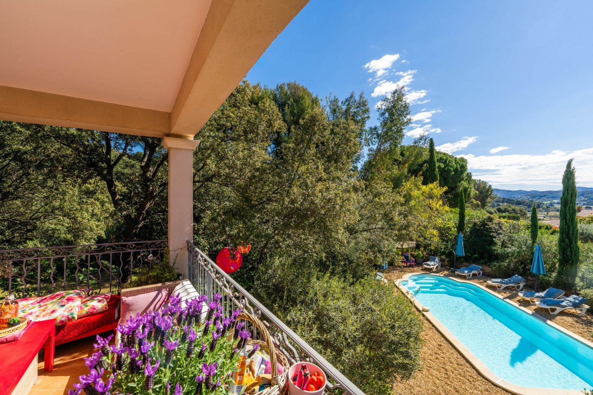 house 6 Rooms for sale on LA CADIERE D AZUR (83740)