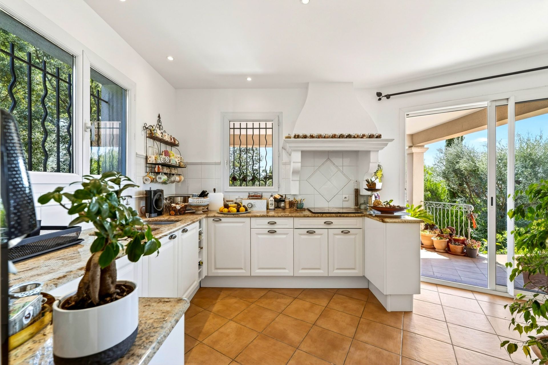 house 6 Rooms for sale on LA CADIERE D AZUR (83740)