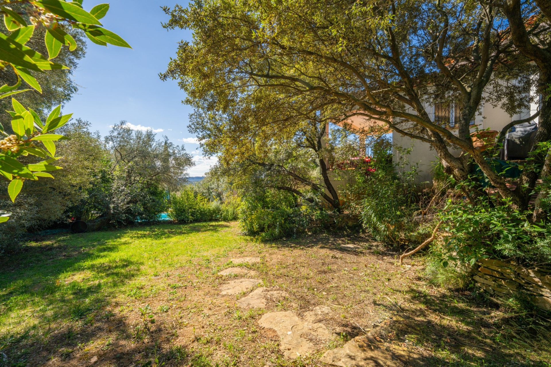 house 6 Rooms for sale on LA CADIERE D AZUR (83740)