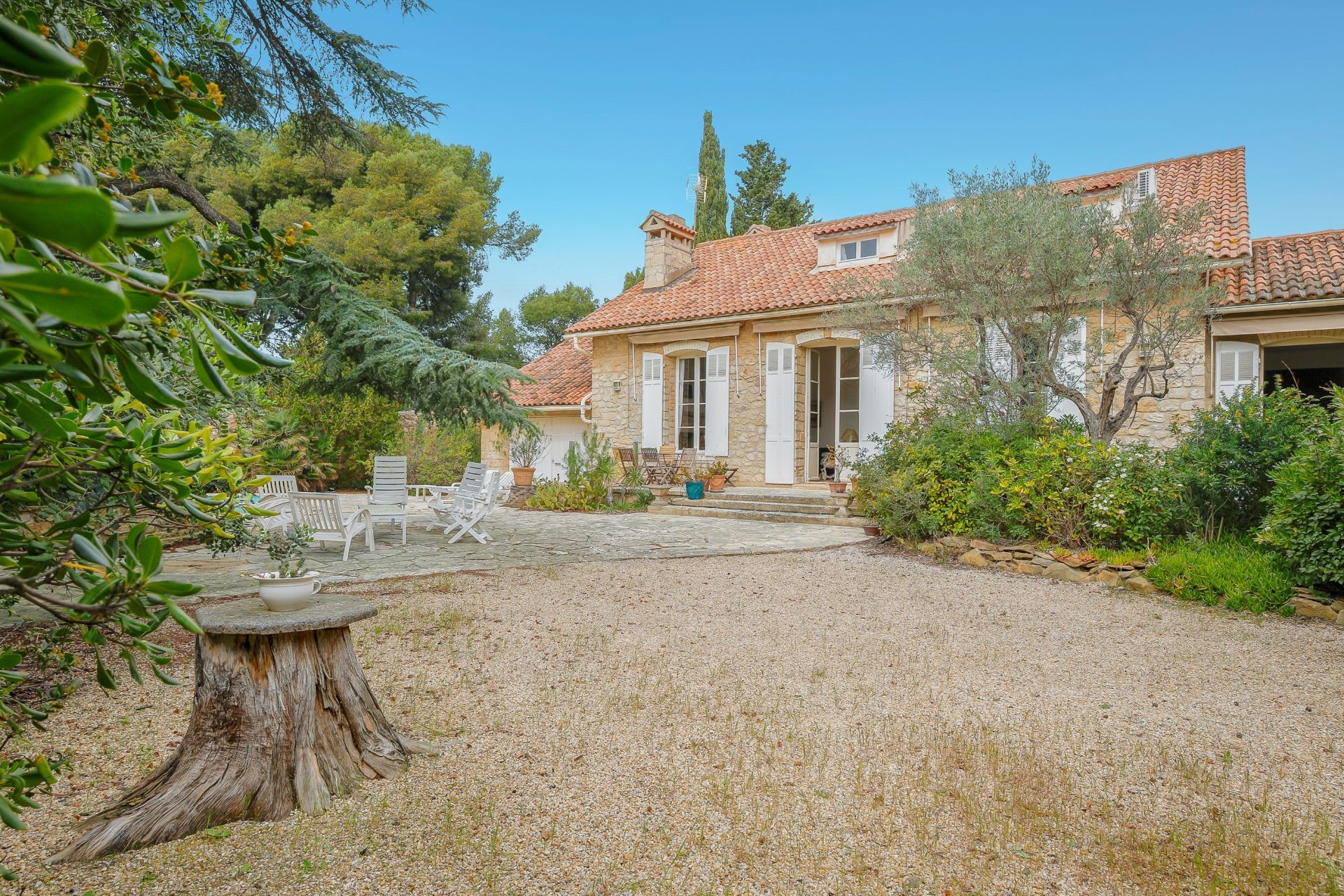 house 7 Rooms for sale on BANDOL (83150)