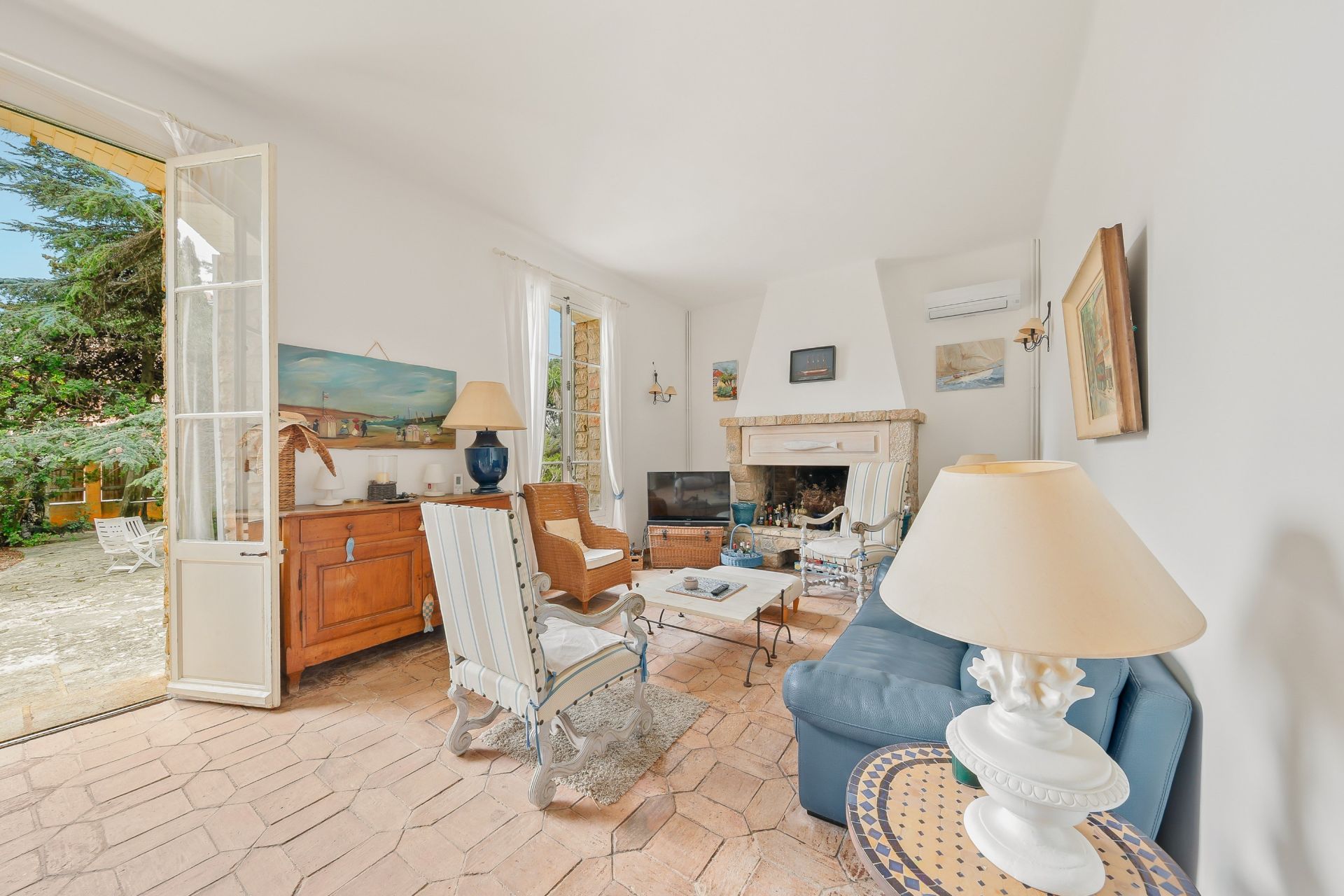 house 7 Rooms for sale on BANDOL (83150)