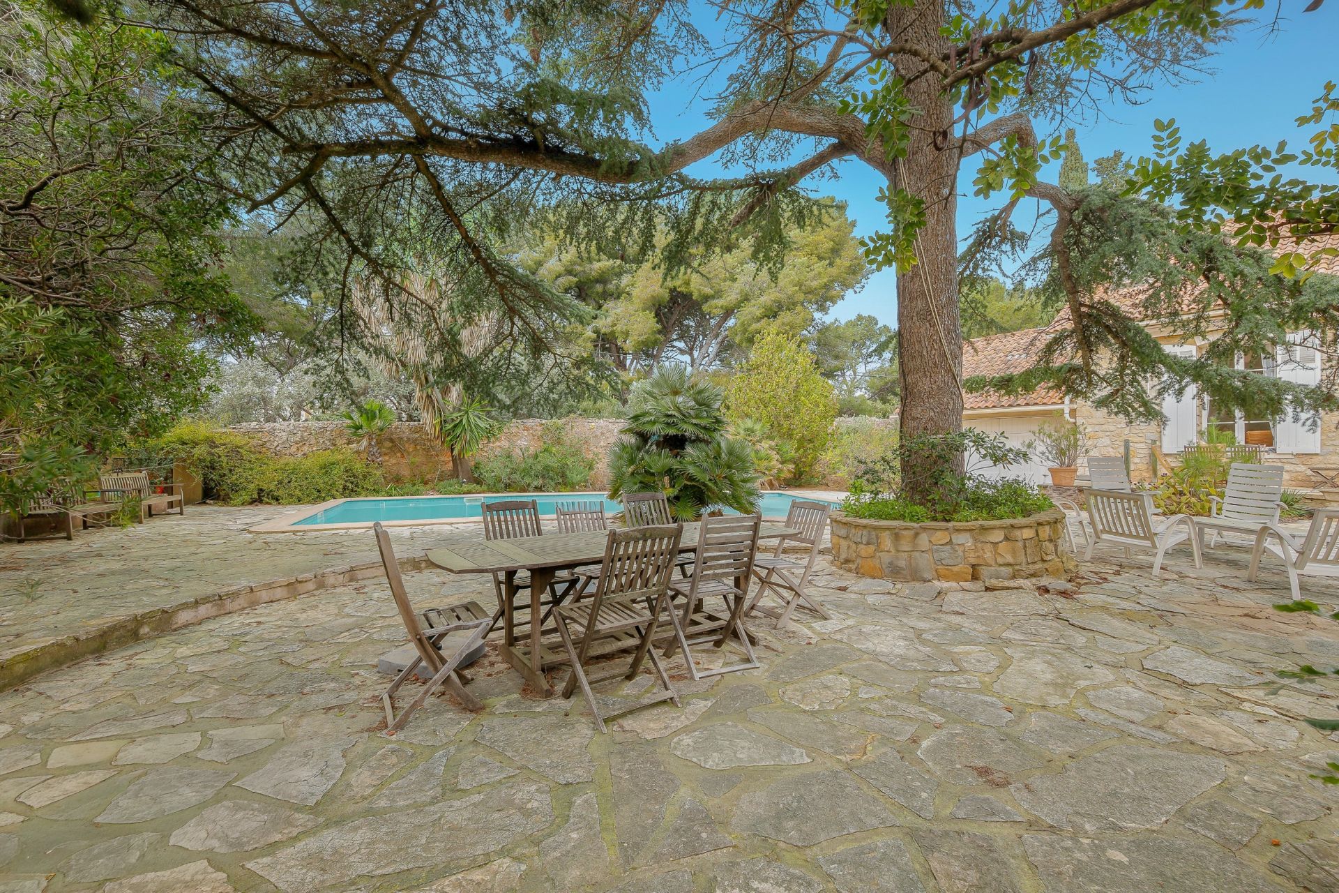 house 7 Rooms for sale on BANDOL (83150)
