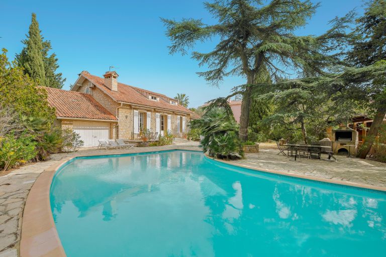 house 7 Rooms for sale on BANDOL (83150)