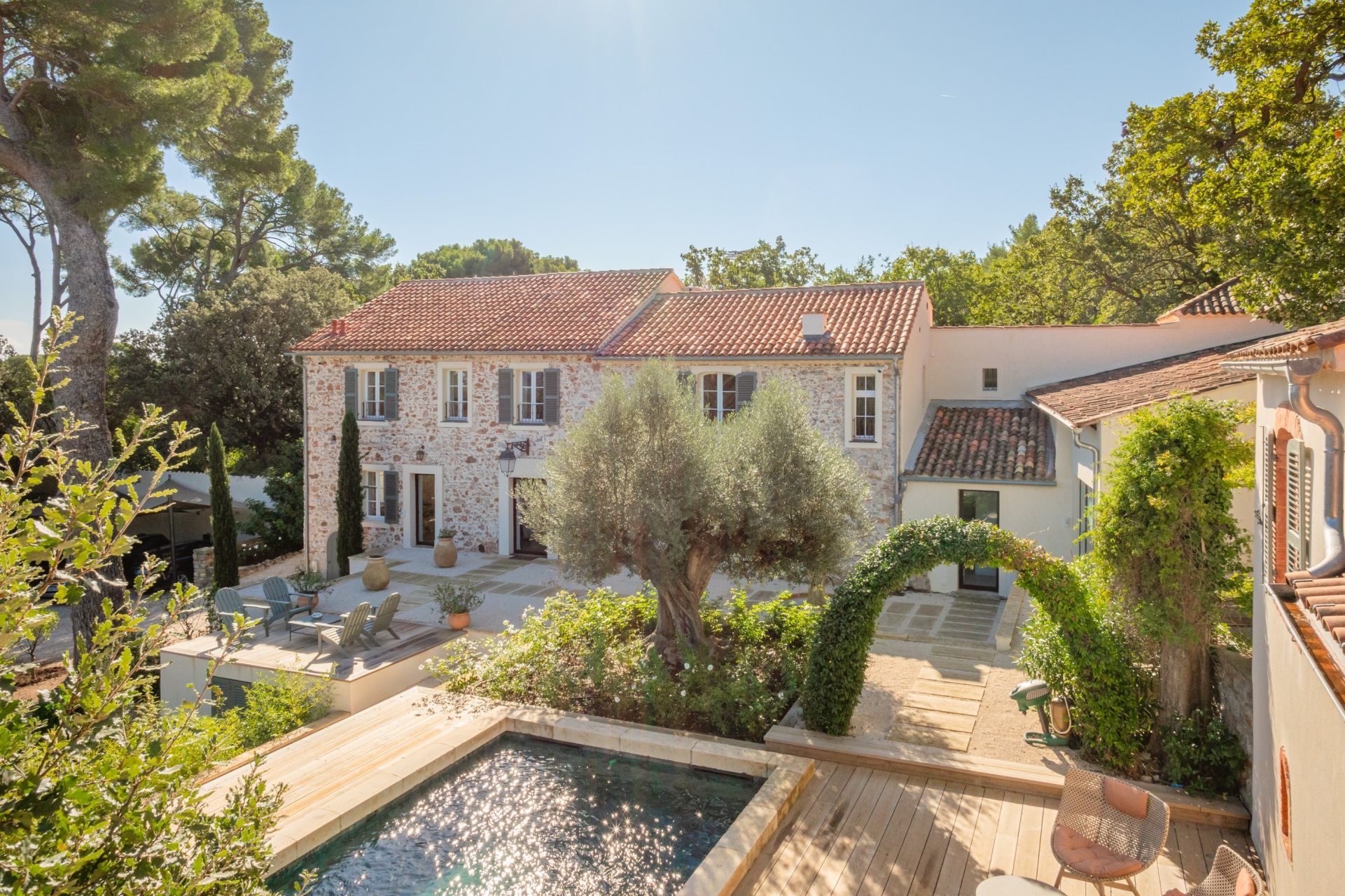 house 10 Rooms for sale on HYERES (83400)