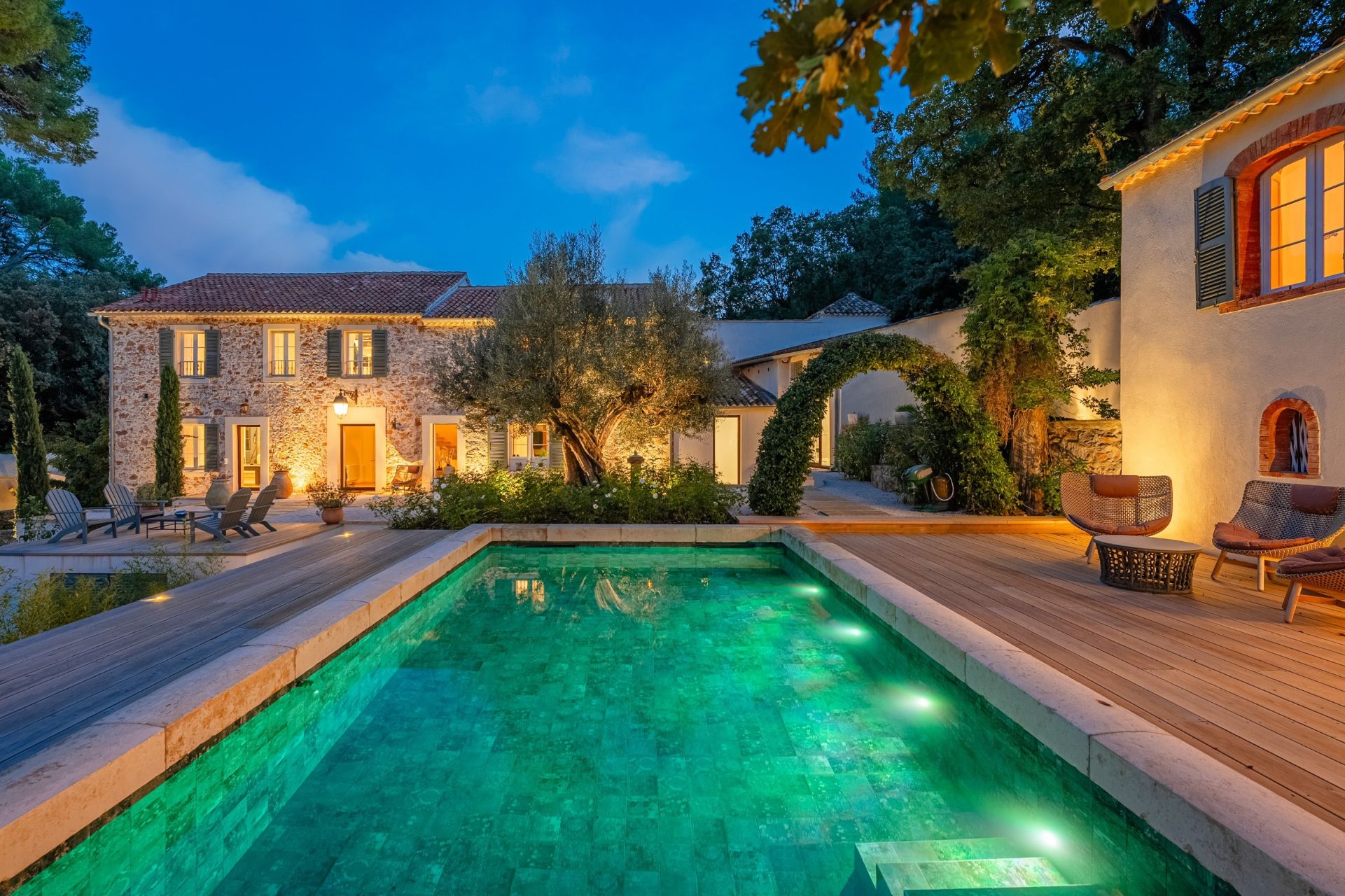 house 10 Rooms for sale on HYERES (83400)