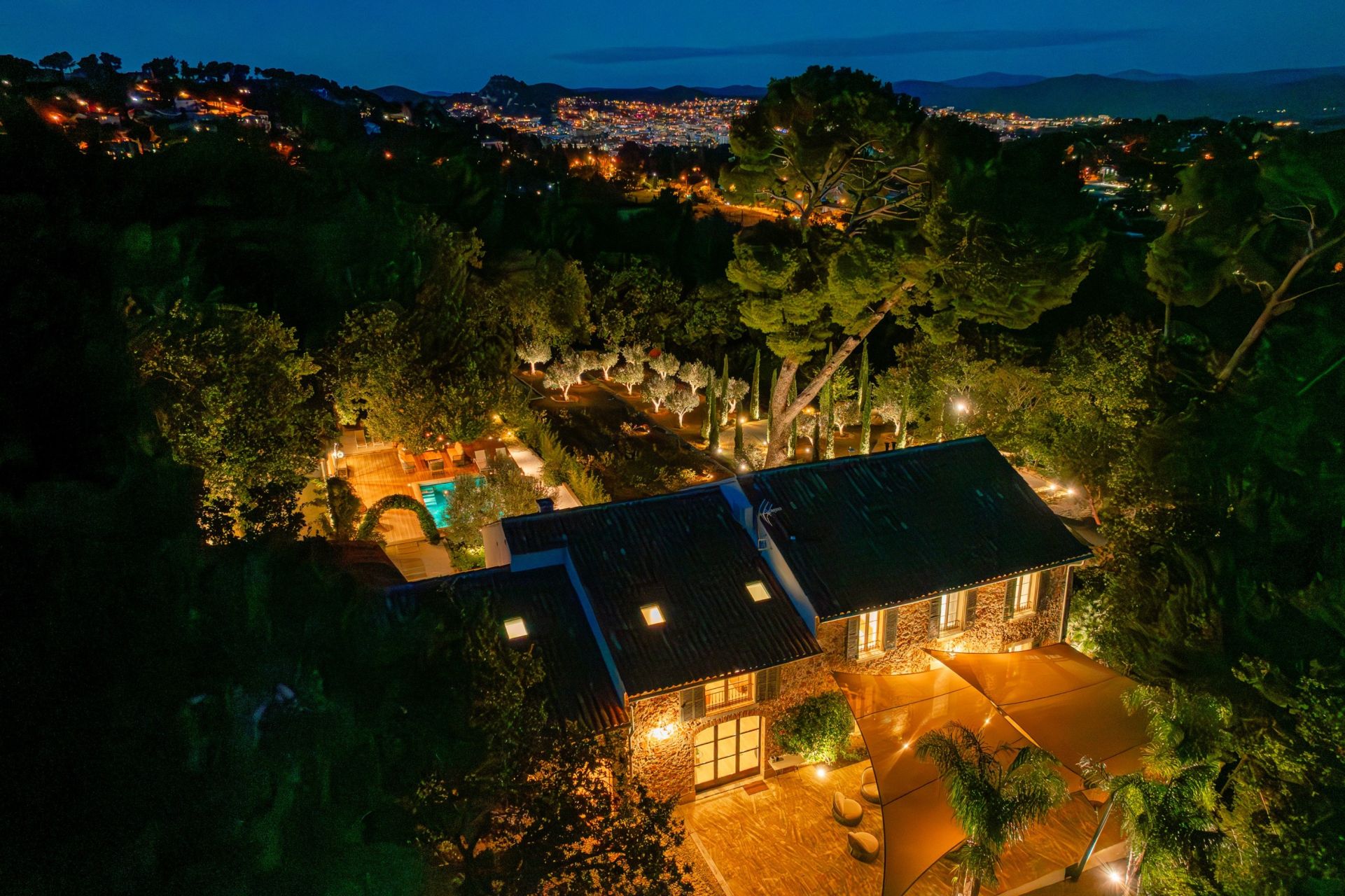 house 10 Rooms for sale on HYERES (83400)
