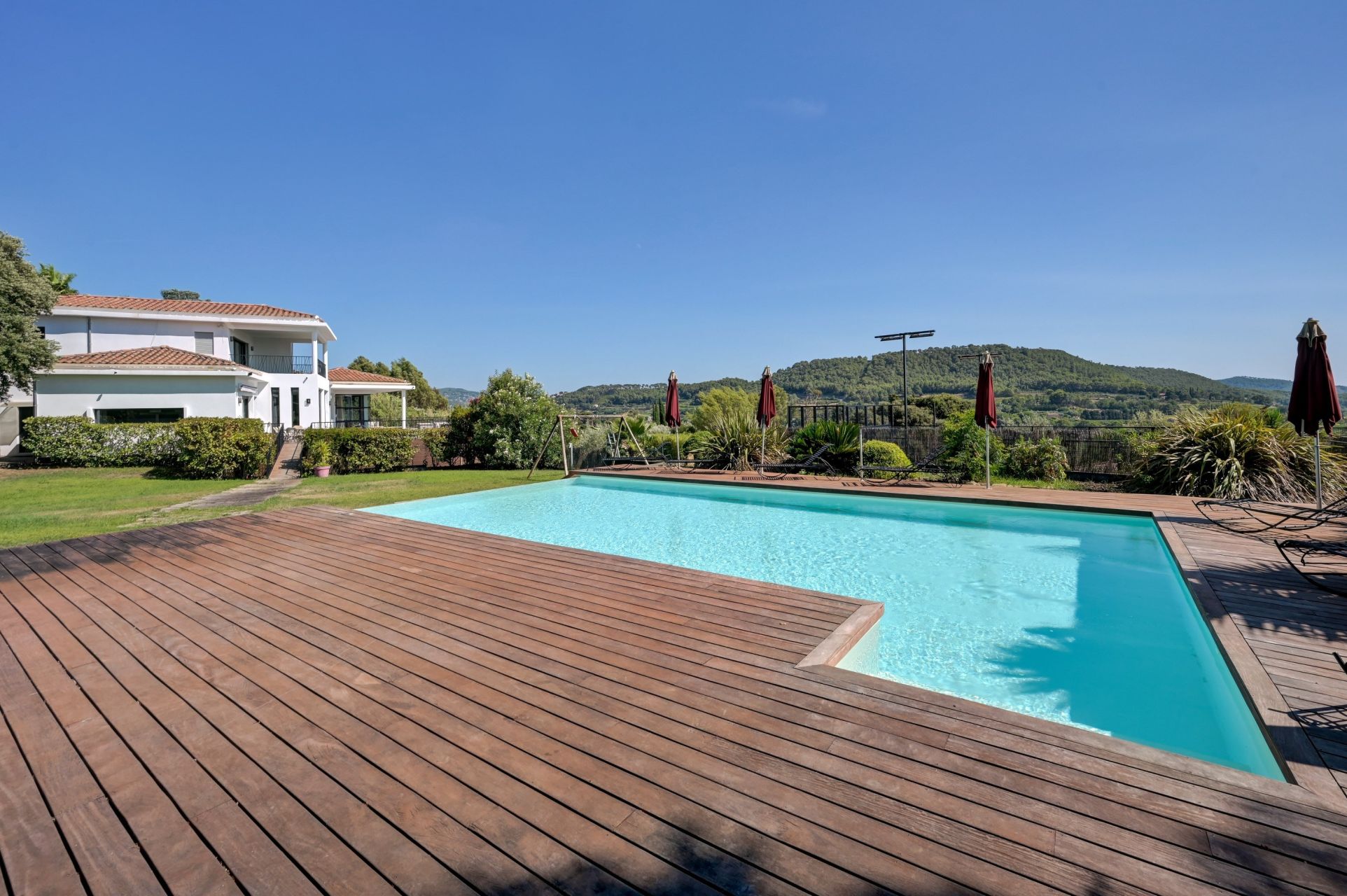 house 8 Rooms for rent on LA CADIERE D AZUR (83740)