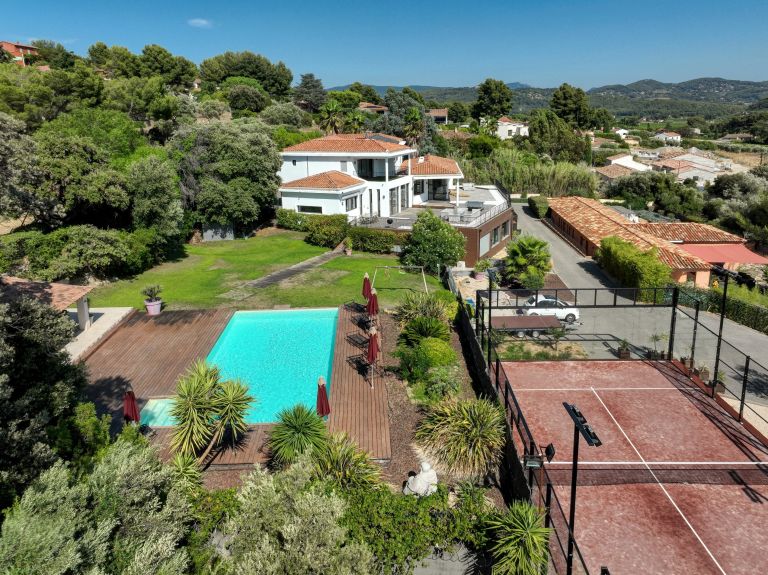 house 8 Rooms for rent on LA CADIERE D AZUR (83740)