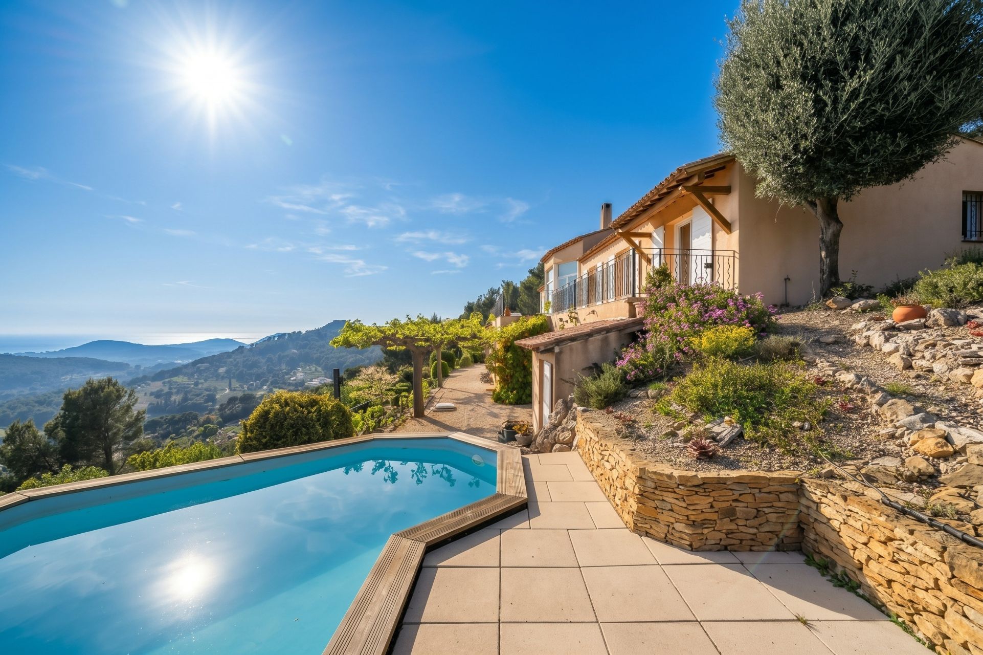 house 8 Rooms for sale on LA CADIERE D AZUR (83740)