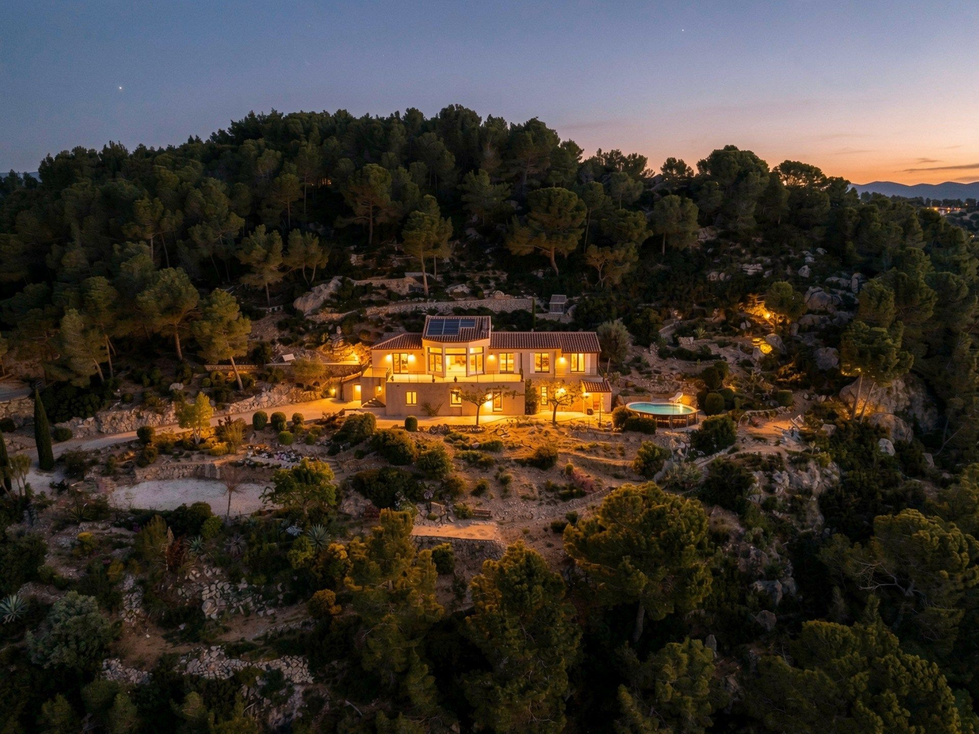 house 8 Rooms for sale on LA CADIERE D AZUR (83740)