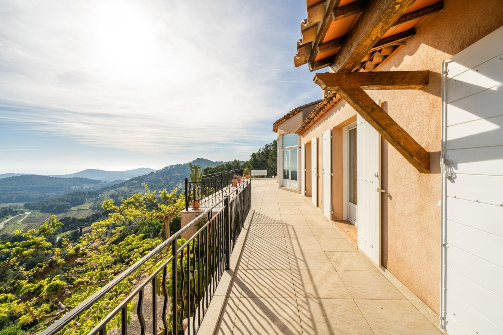 house 8 Rooms for sale on LA CADIERE D AZUR (83740)