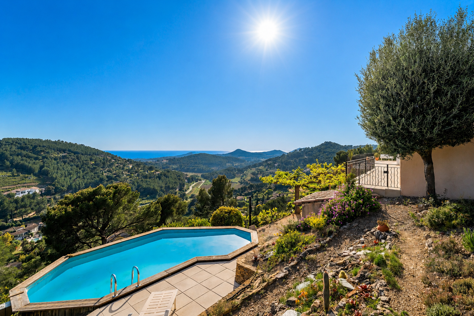 house 8 Rooms for sale on LA CADIERE D AZUR (83740)