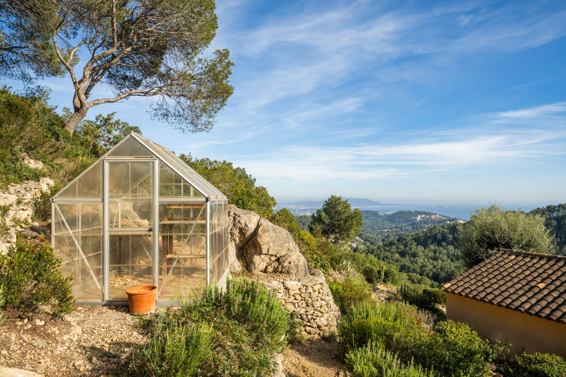 house 8 Rooms for sale on LA CADIERE D AZUR (83740)