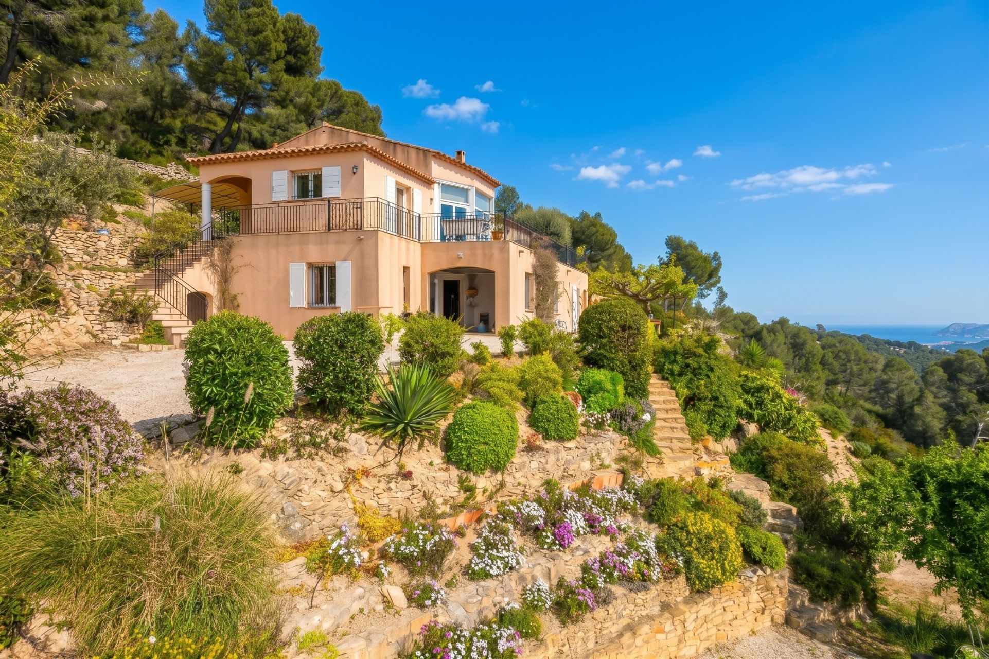 house 8 Rooms for sale on LA CADIERE D AZUR (83740)