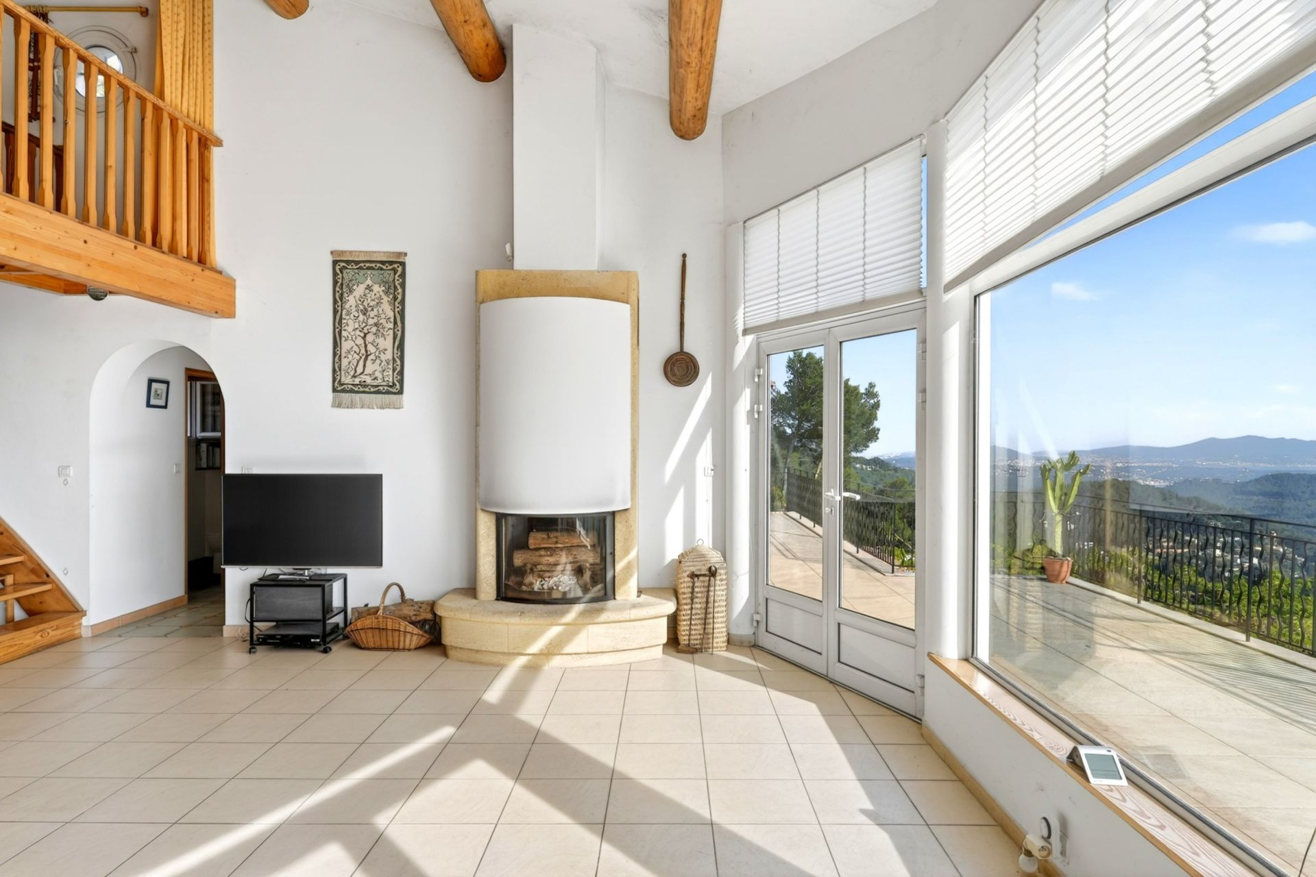 house 8 Rooms for sale on LA CADIERE D AZUR (83740)