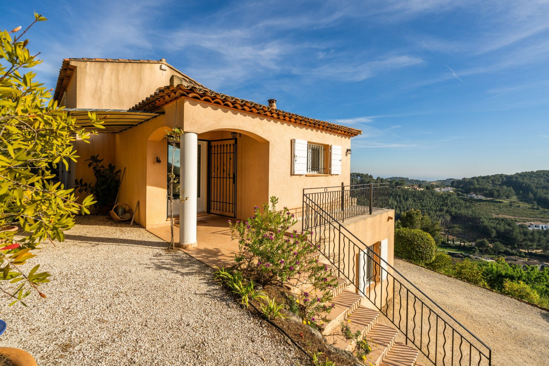 house 8 Rooms for sale on LA CADIERE D AZUR (83740)