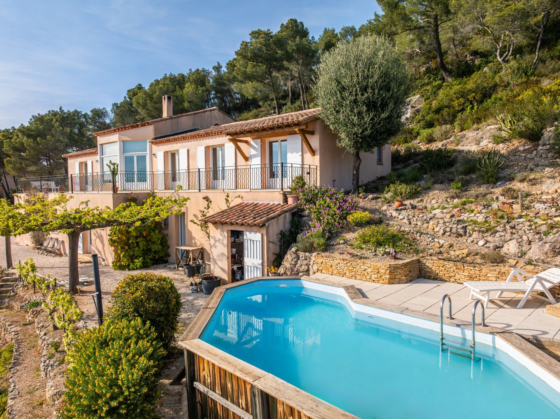 house 8 Rooms for sale on LA CADIERE D AZUR (83740)