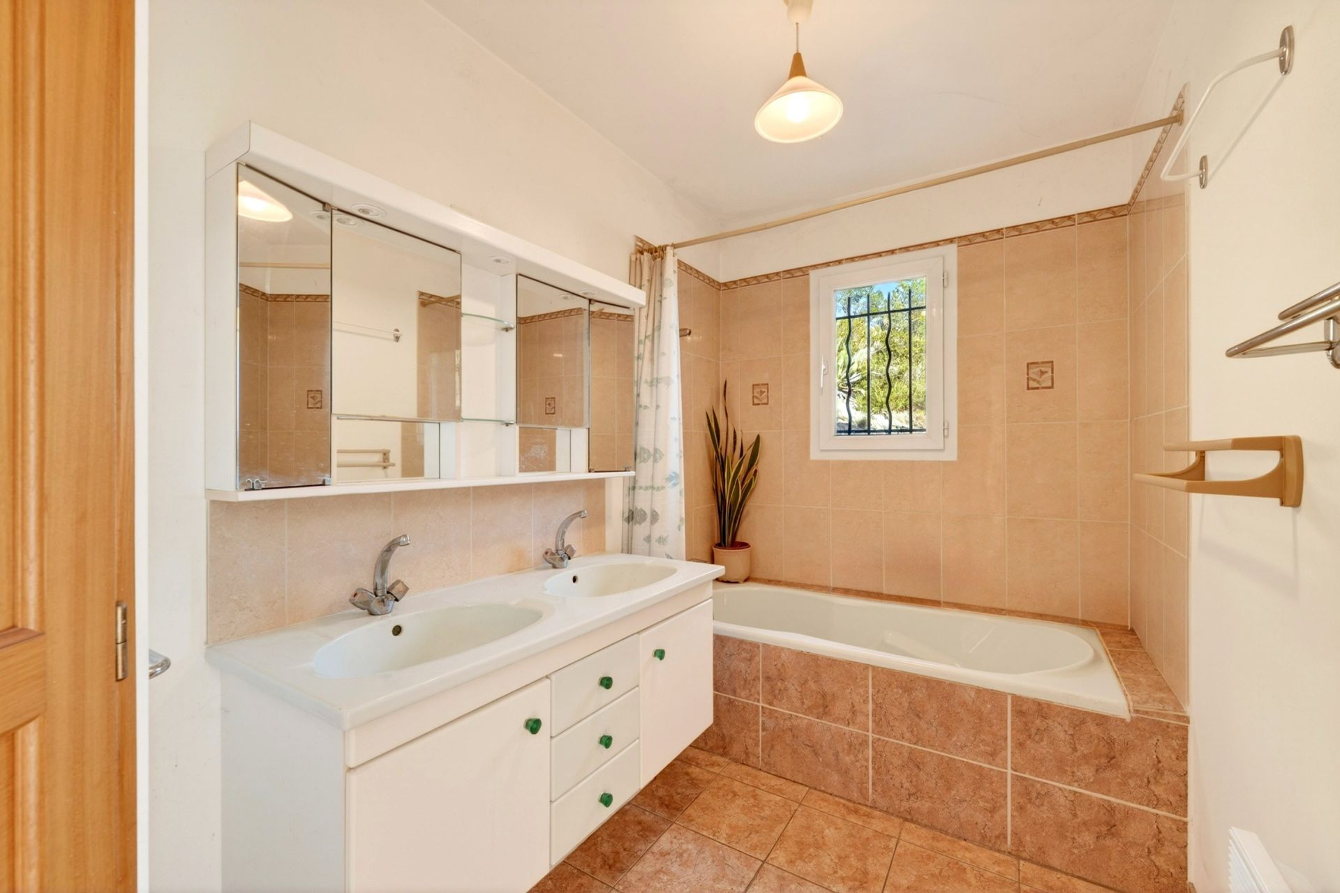 house 8 Rooms for sale on LA CADIERE D AZUR (83740)