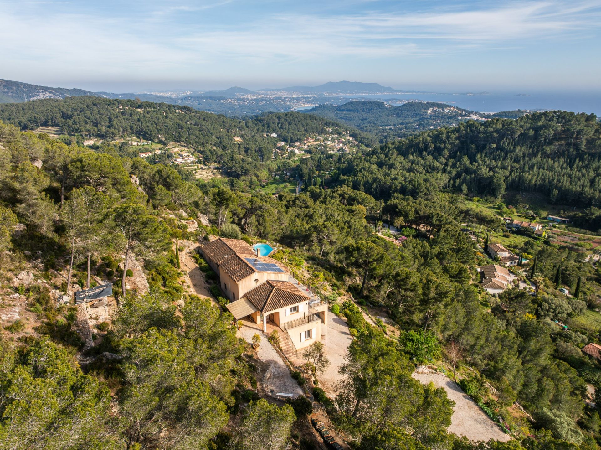 house 8 Rooms for sale on LA CADIERE D AZUR (83740)