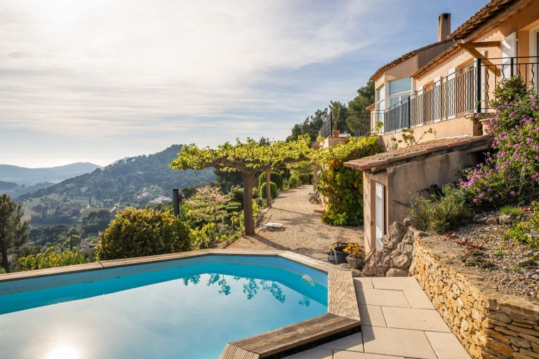 house 8 Rooms for sale on LA CADIERE D AZUR (83740)