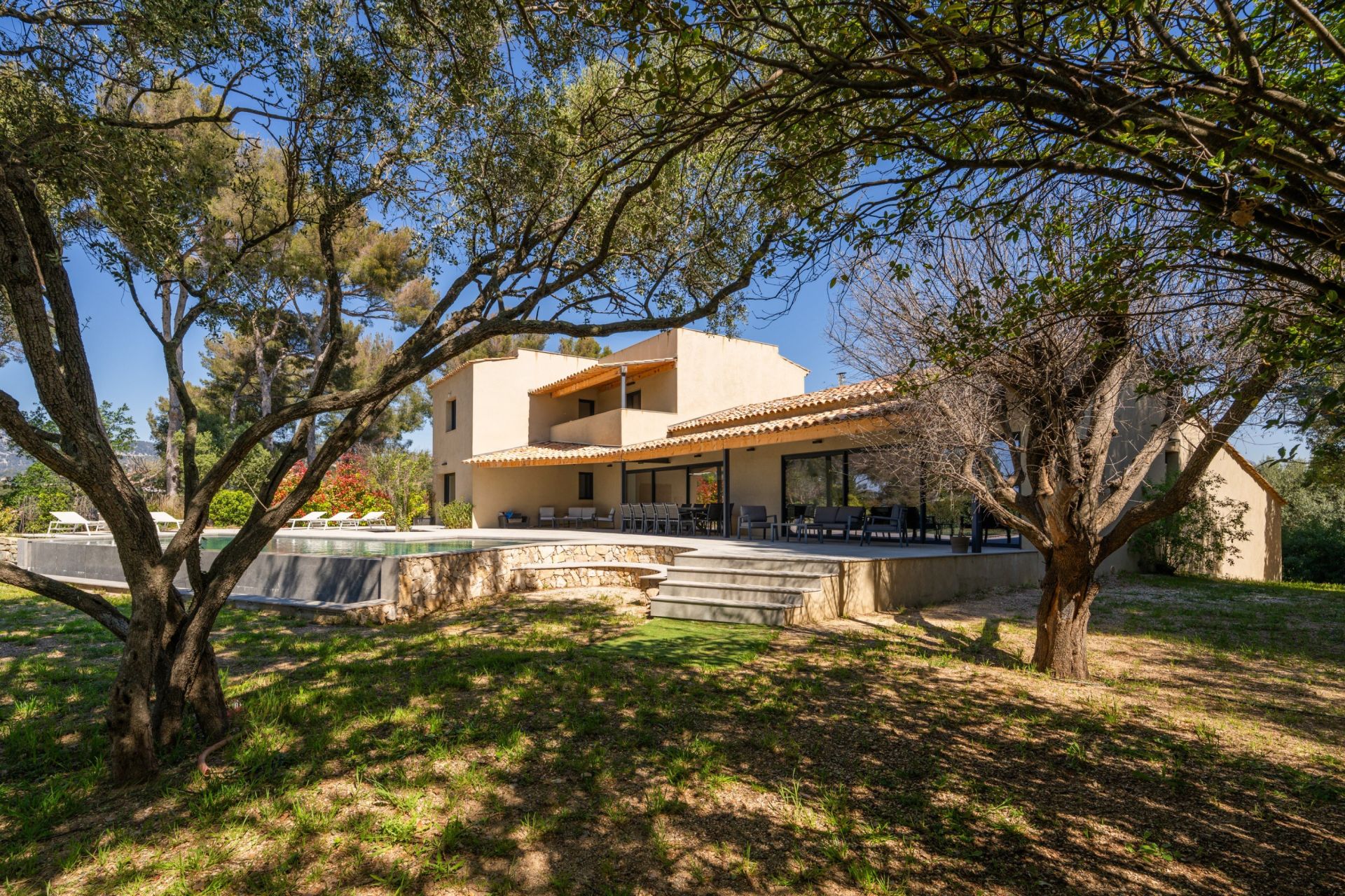 house 10 Rooms for sale on OLLIOULES (83190)