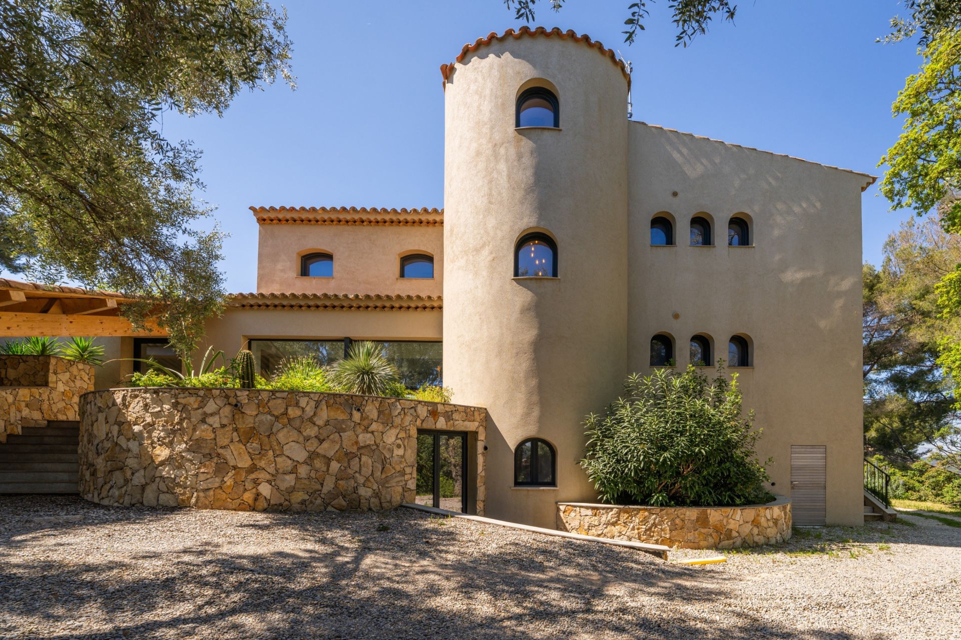 house 10 Rooms for sale on OLLIOULES (83190)
