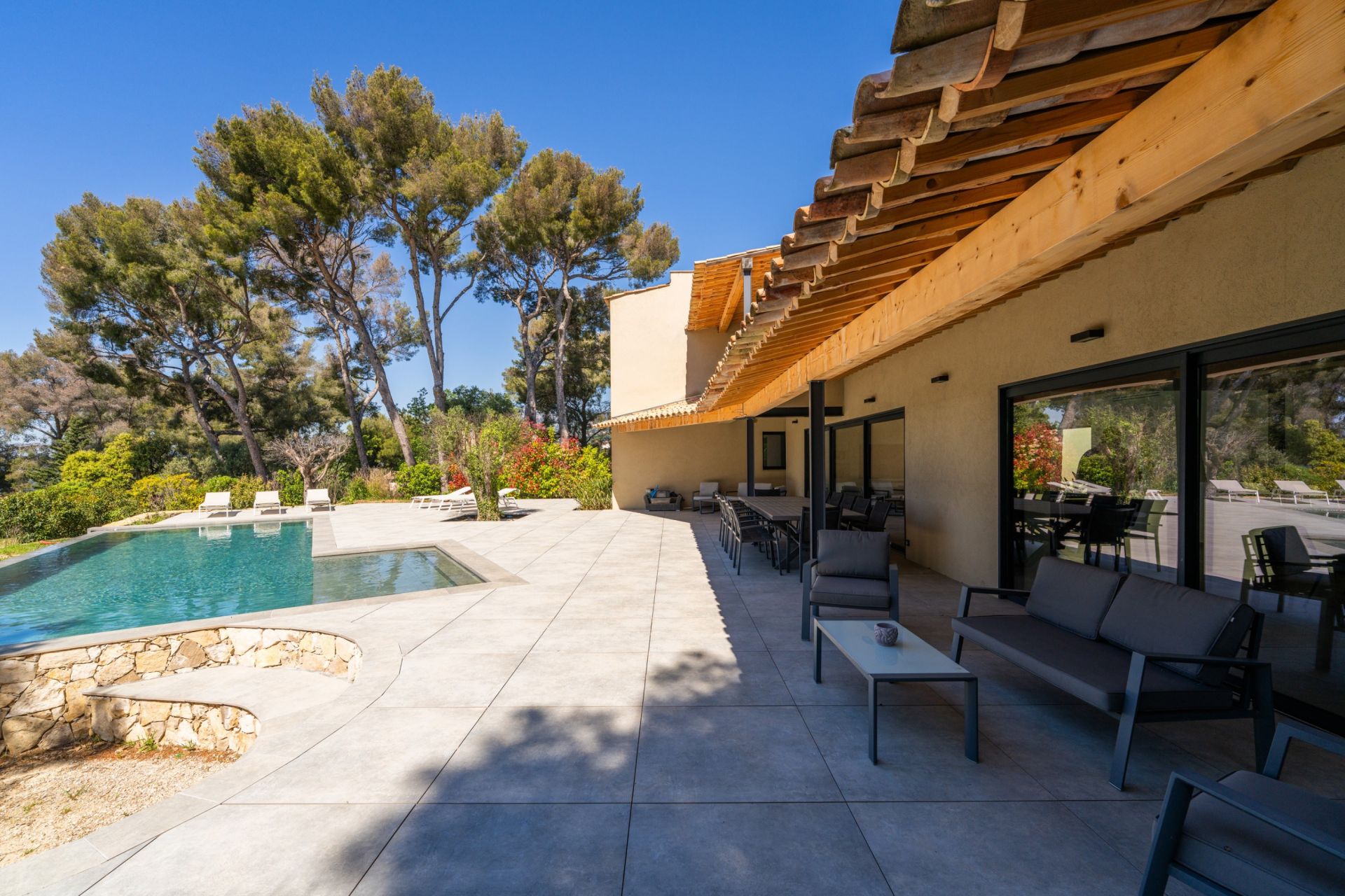 house 10 Rooms for sale on OLLIOULES (83190)