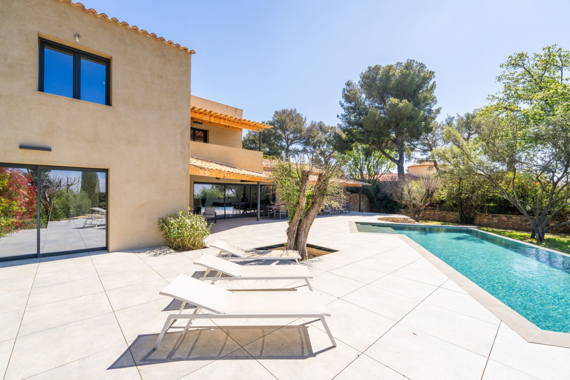 house 10 Rooms for sale on OLLIOULES (83190)